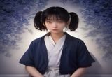 智能手机屏幕特写展示加密锁定的相册界面，紫色渐变主题，代表私密照片安全保护